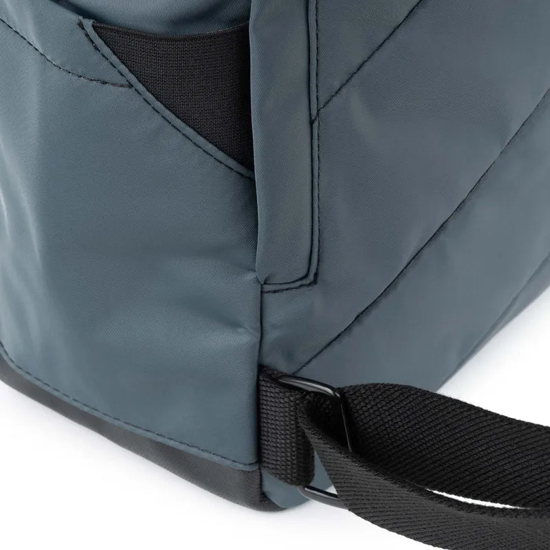 ROKA Black Label Camden J Tasche aus recyceltem Nylon - Rauch