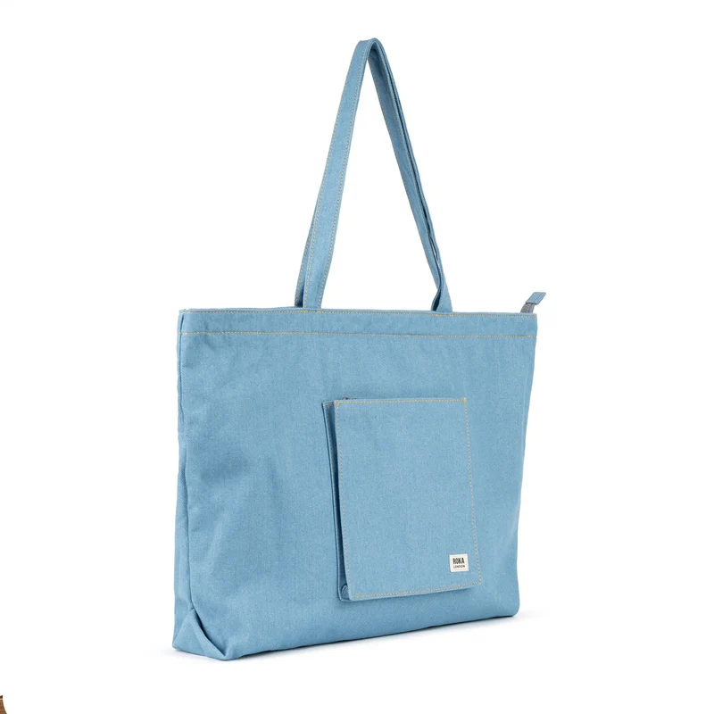 ROKA Große Tasche aus recycelter Baumwolle „Portobello N“ – Hell gewaschener Denim