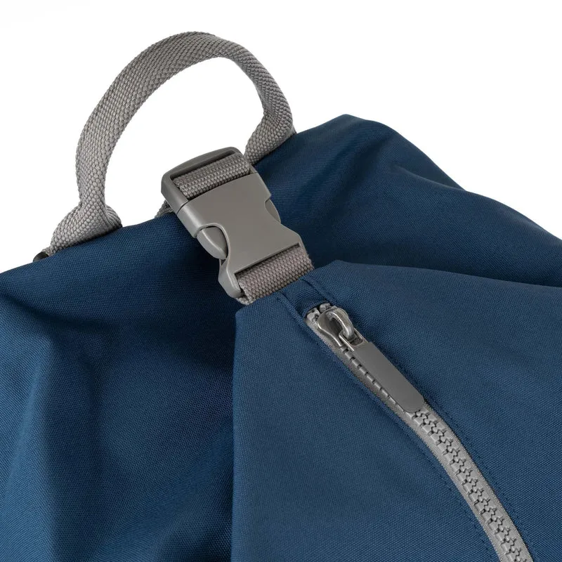 ROKA Heathrow Große Tasche aus recyceltem Canvas - Dunkelblau