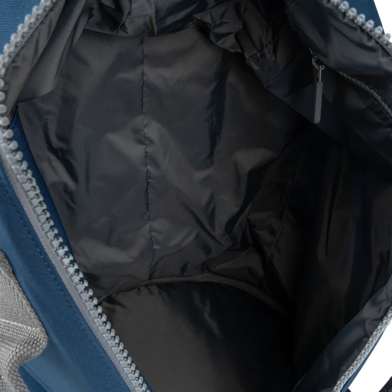 ROKA Heathrow Große Tasche aus recyceltem Canvas - Dunkelblau