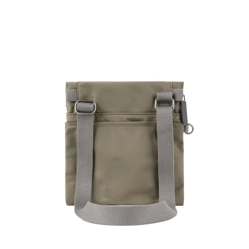 ROKA Kleine Tasche Stratford aus recyceltem Nylon - Taupe