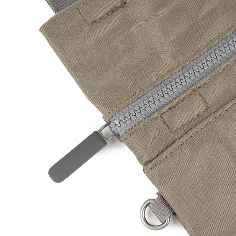 ROKA Kleine Tasche Stratford aus recyceltem Nylon - Taupe
