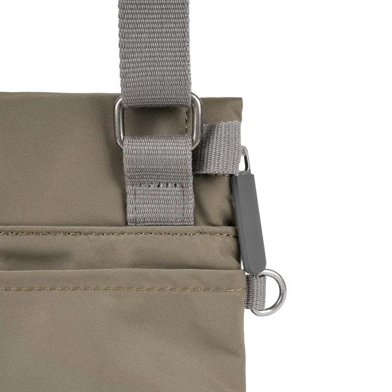 ROKA Kleine Tasche Stratford aus recyceltem Nylon - Taupe