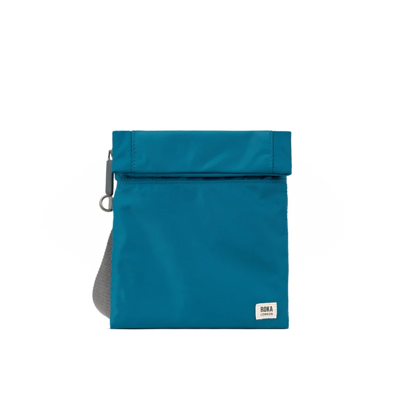 ROKA Kleine Stratford-Tasche aus recyceltem Nylon - Saphir