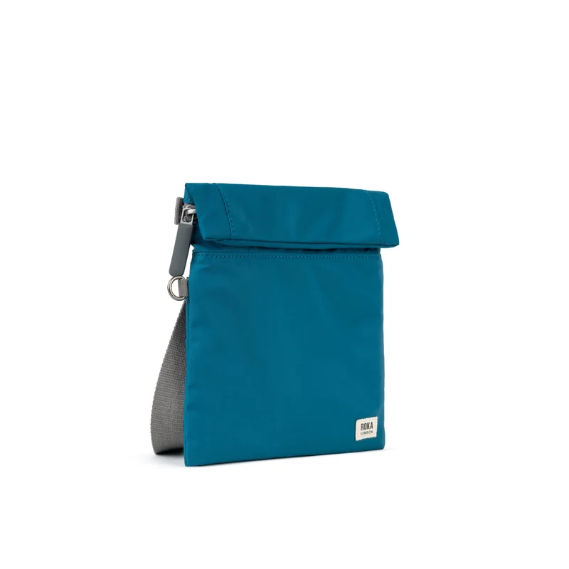 ROKA Kleine Stratford-Tasche aus recyceltem Nylon - Saphir