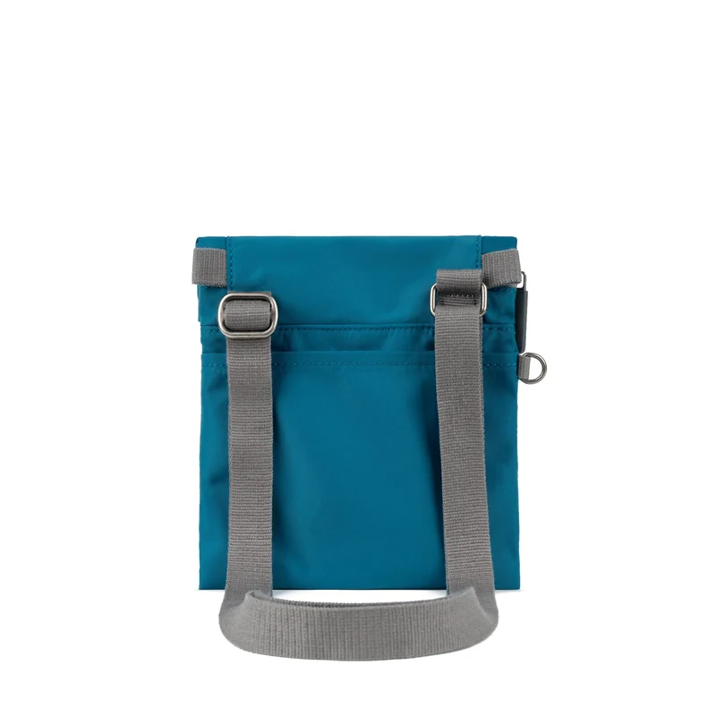 ROKA Kleine Stratford-Tasche aus recyceltem Nylon - Saphir