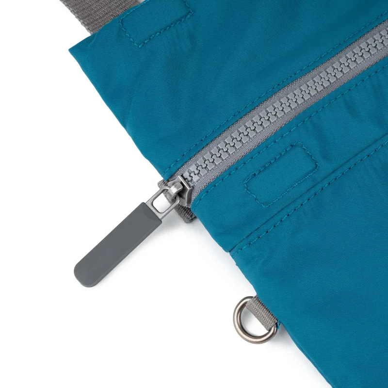 ROKA Kleine Stratford-Tasche aus recyceltem Nylon - Saphir