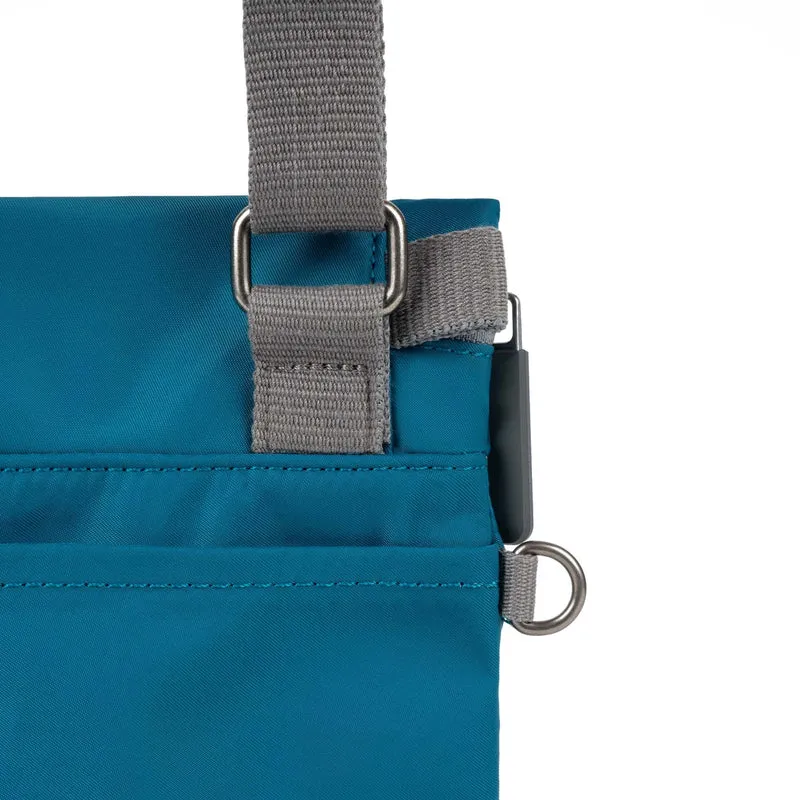 ROKA Kleine Stratford-Tasche aus recyceltem Nylon - Saphir