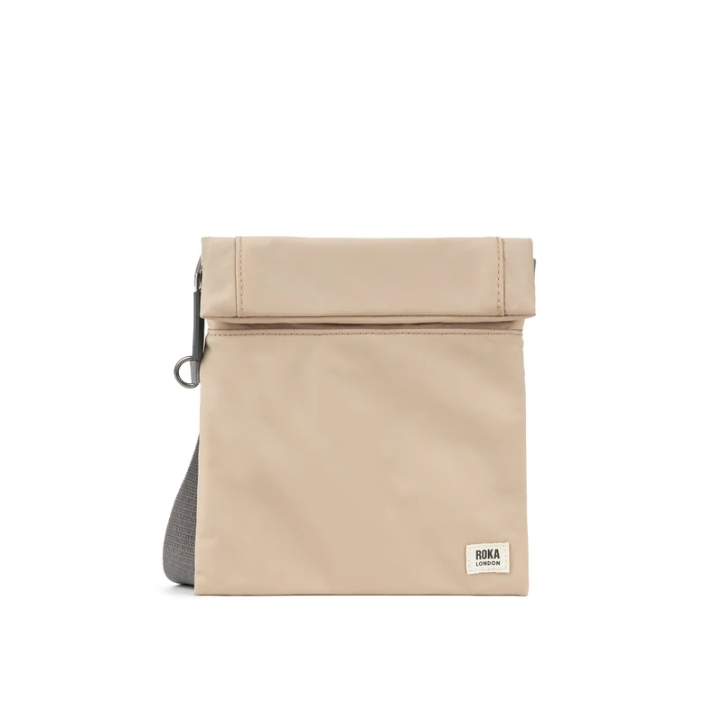 ROKA Kleine Stratford-Tasche aus recyceltem Nylon - Sand