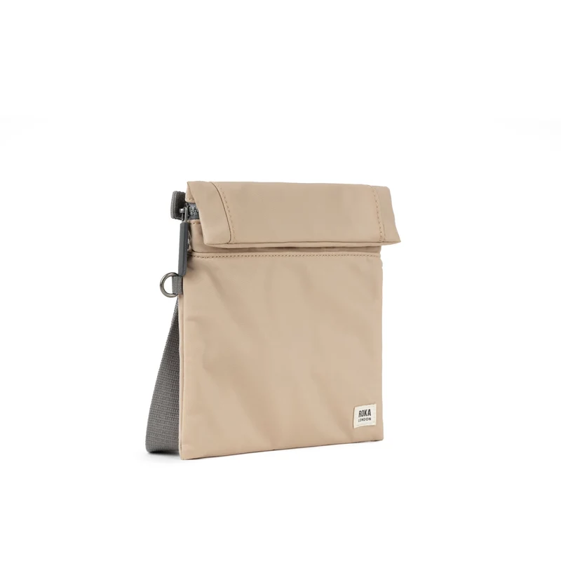 ROKA Kleine Stratford-Tasche aus recyceltem Nylon - Sand