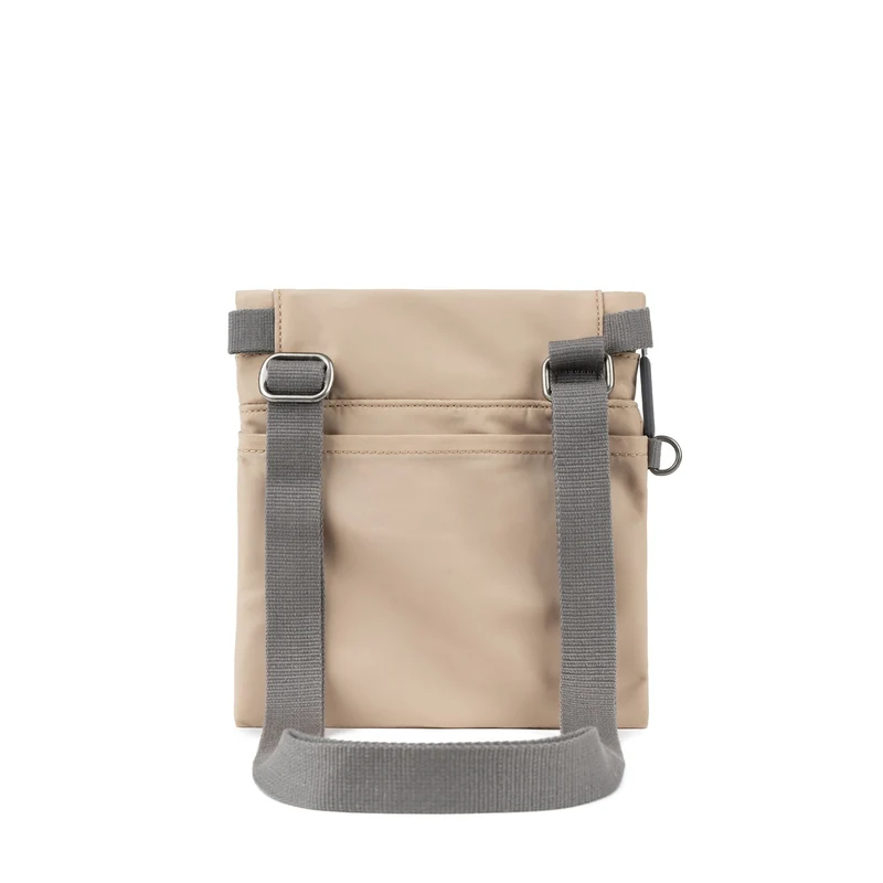 ROKA Kleine Stratford-Tasche aus recyceltem Nylon - Sand