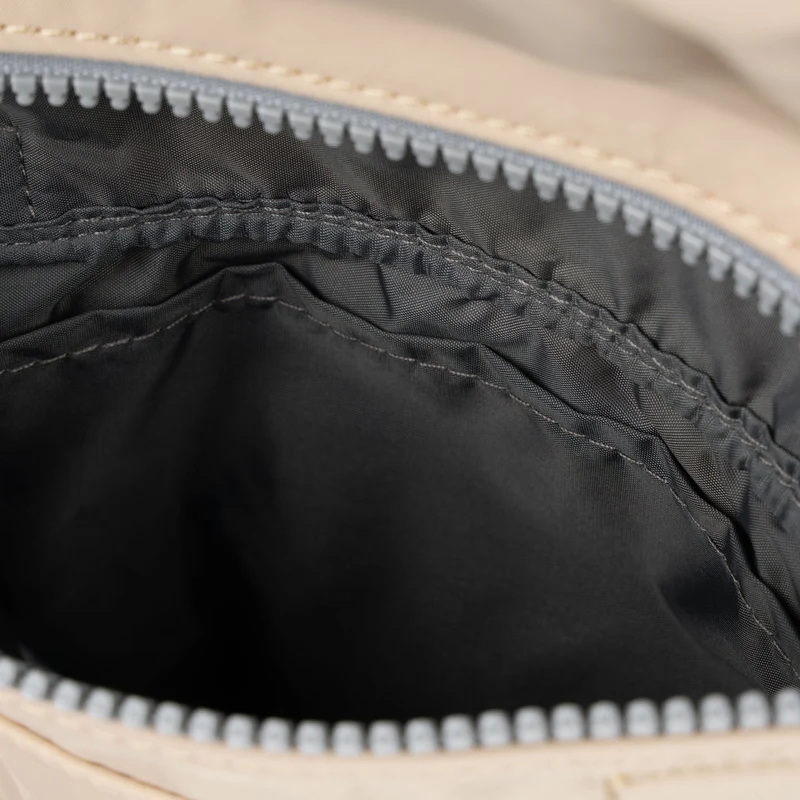ROKA Kleine Stratford-Tasche aus recyceltem Nylon - Sand