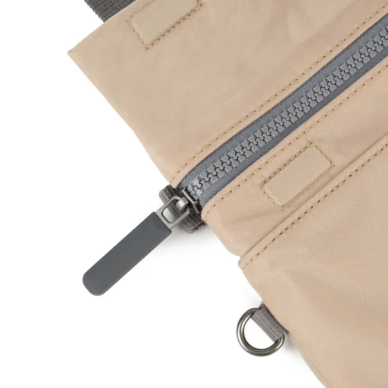 ROKA Kleine Stratford-Tasche aus recyceltem Nylon - Sand