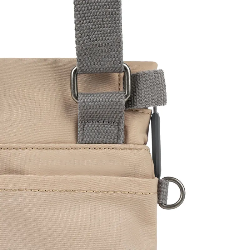 ROKA Kleine Stratford-Tasche aus recyceltem Nylon - Sand