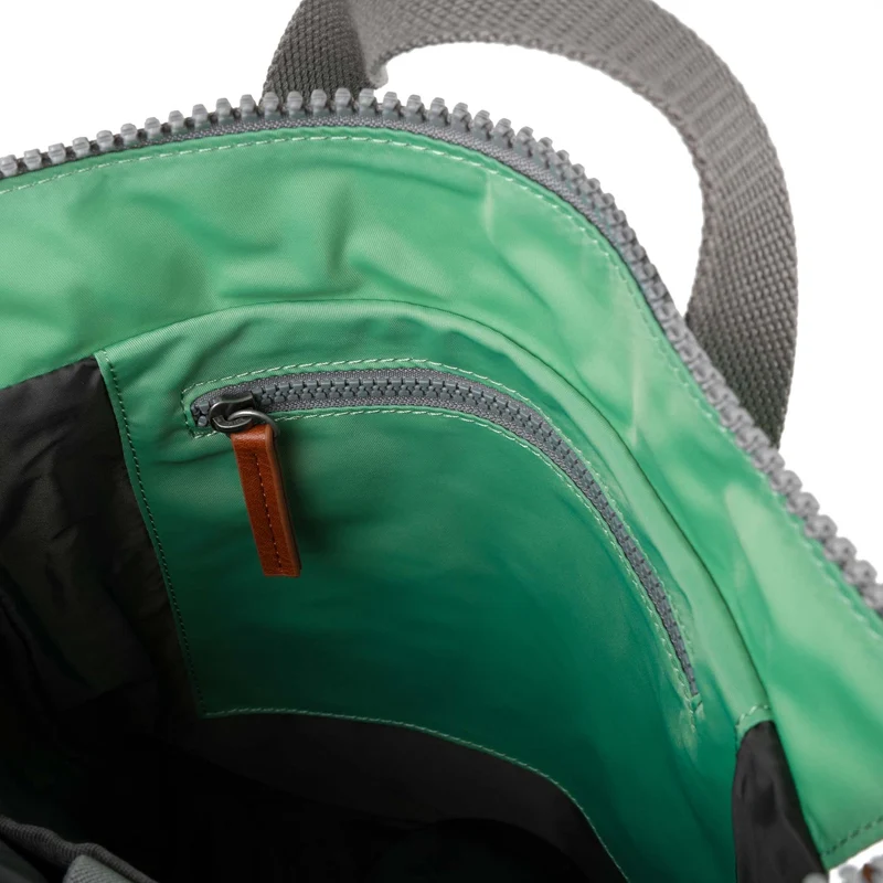 ROKA Bantry B Matcha Kleiner Beutel aus recyceltem Nylon