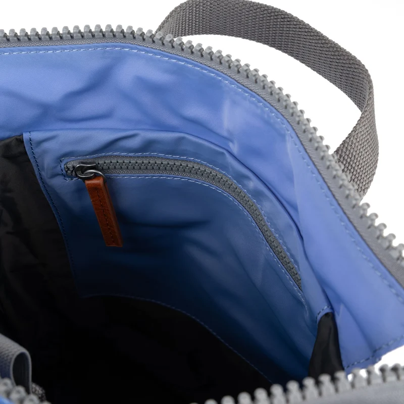 ROKA Bantry B Jacaranda Kleine Tasche aus recyceltem Nylon