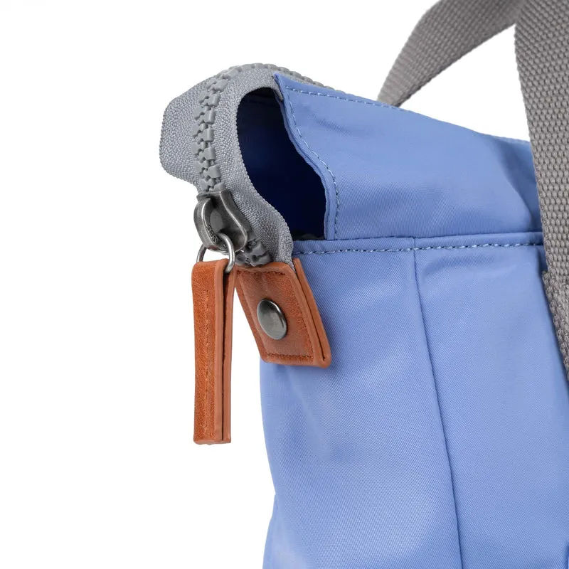 ROKA Bantry B Jacaranda Kleine Tasche aus recyceltem Nylon