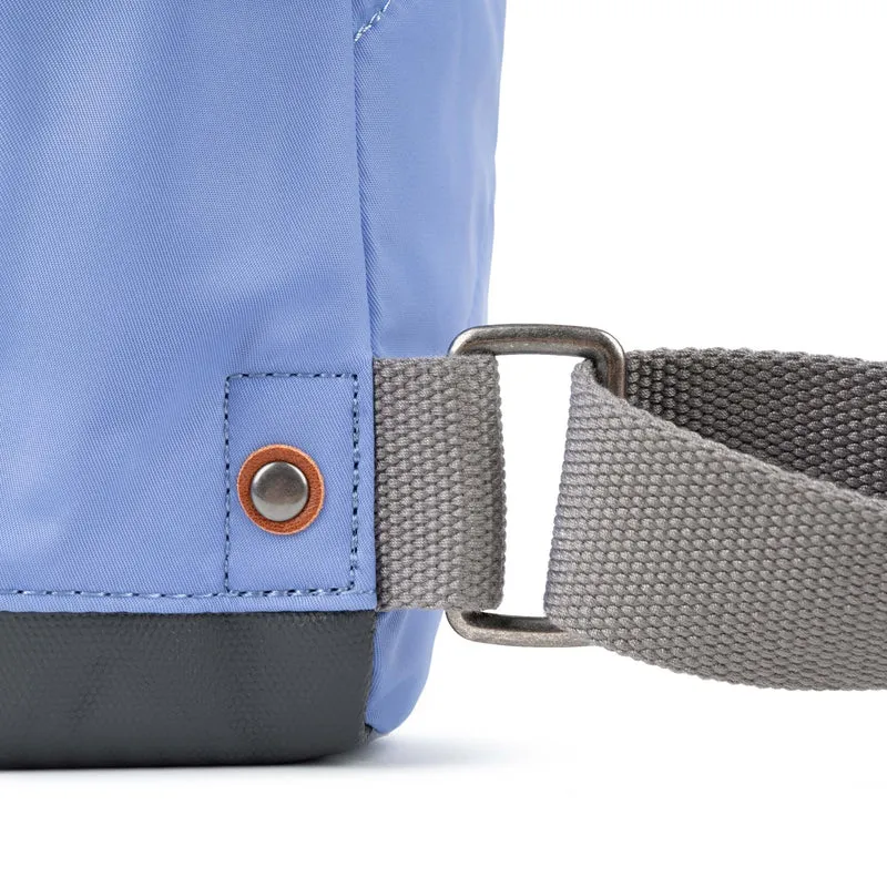 ROKA Bantry B Jacaranda Kleine Tasche aus recyceltem Nylon