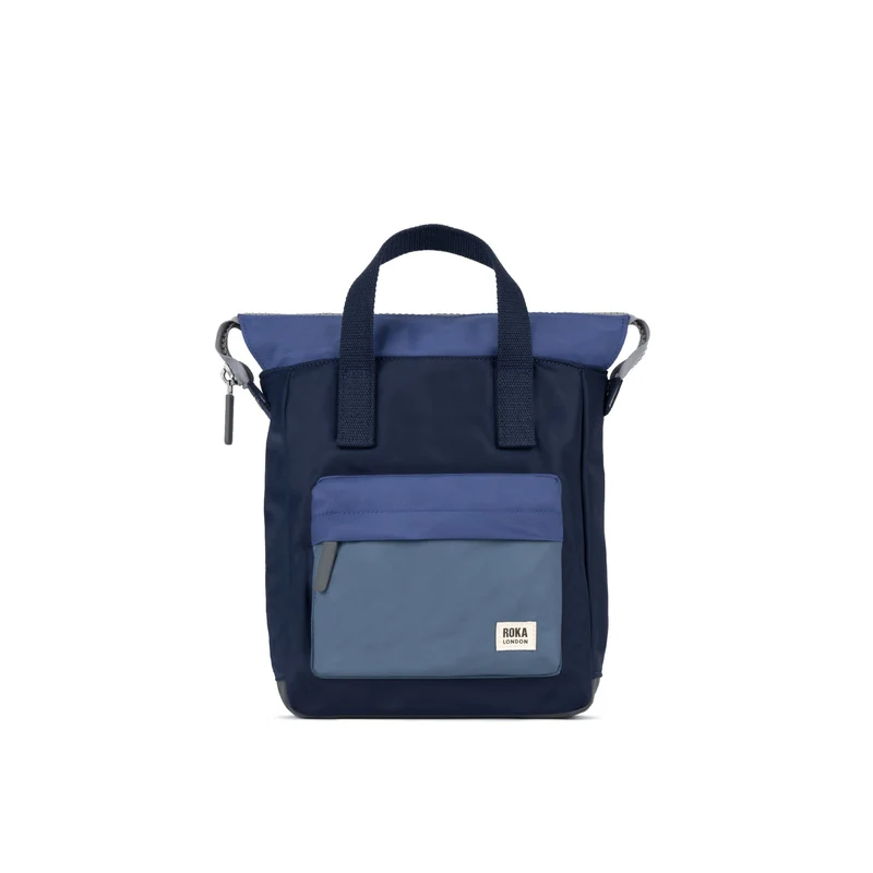 ROKA Bantry Kleine Tasche aus recyceltem Nylon, in B-Indigo-Ton.