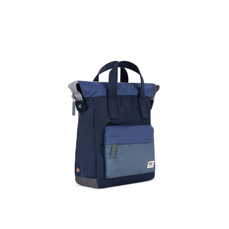 ROKA Bantry Kleine Tasche aus recyceltem Nylon, in B-Indigo-Ton.