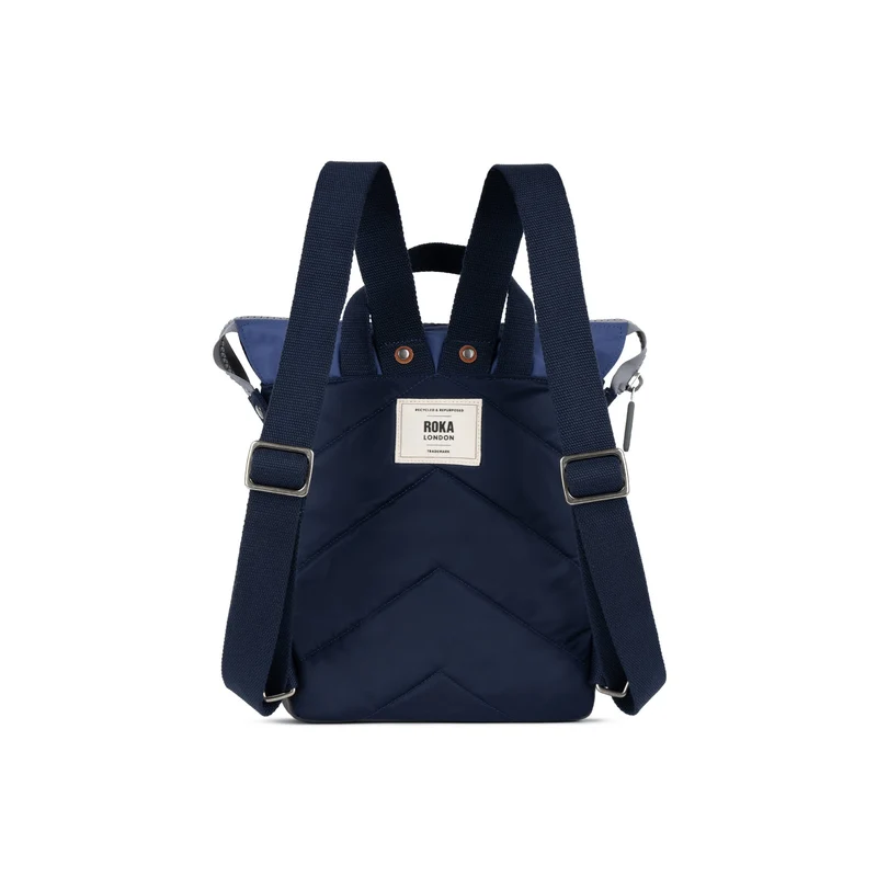 ROKA Bantry Kleine Tasche aus recyceltem Nylon, in B-Indigo-Ton.