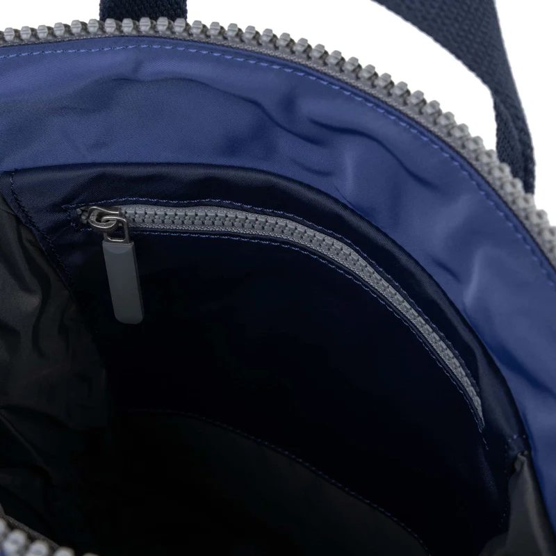 ROKA Bantry Kleine Tasche aus recyceltem Nylon, in B-Indigo-Ton.