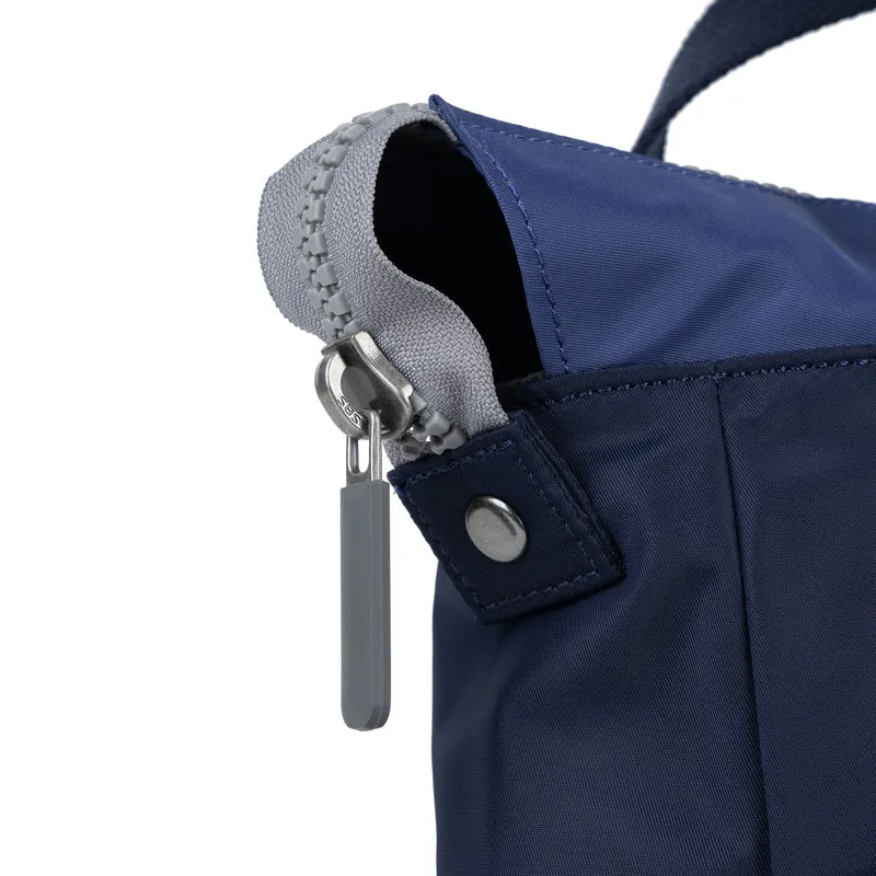 ROKA Bantry Kleine Tasche aus recyceltem Nylon, in B-Indigo-Ton.