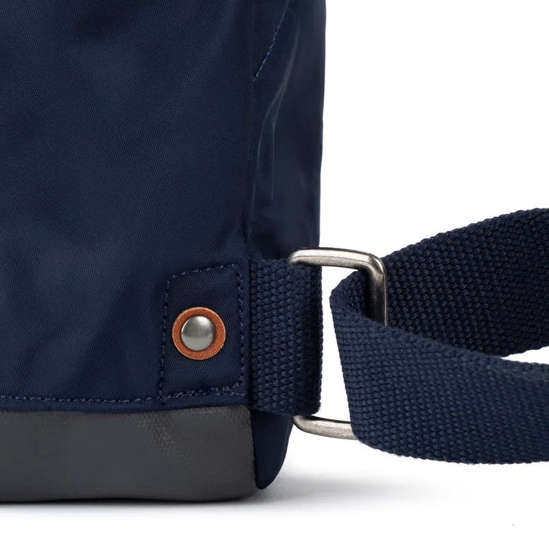 ROKA Bantry Kleine Tasche aus recyceltem Nylon, in B-Indigo-Ton.