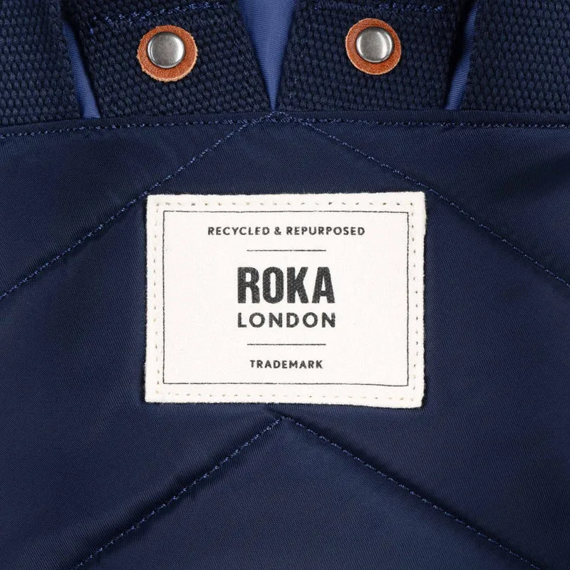 ROKA Bantry Kleine Tasche aus recyceltem Nylon, in B-Indigo-Ton.