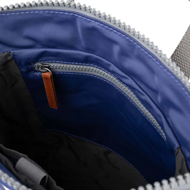 ROKA Bantry B Indigo Kleine Tasche aus recyceltem Nylon