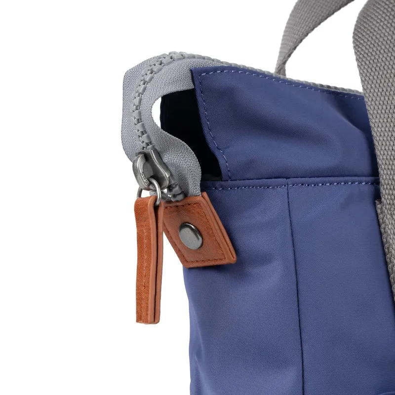 ROKA Bantry B Indigo Kleine Tasche aus recyceltem Nylon