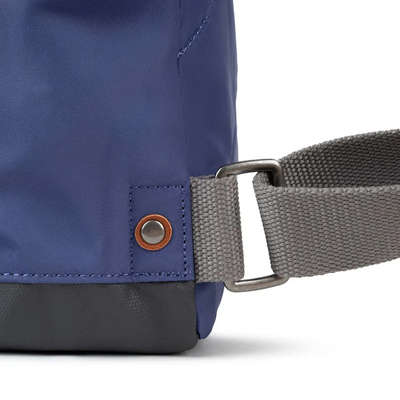 ROKA Bantry B Indigo Kleine Tasche aus recyceltem Nylon