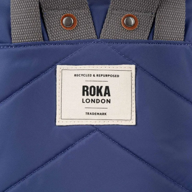 ROKA Bantry B Indigo Kleine Tasche aus recyceltem Nylon
