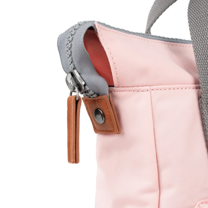 ROKA Bantry B English Rose Kleine Tasche aus recyceltem Nylon