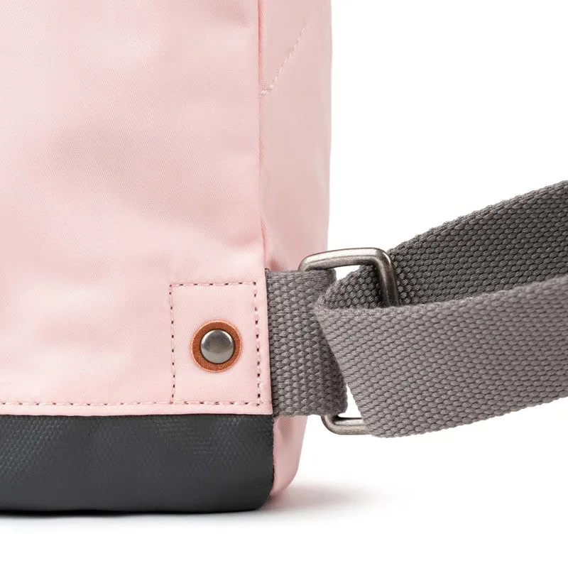 ROKA Bantry B English Rose Kleine Tasche aus recyceltem Nylon