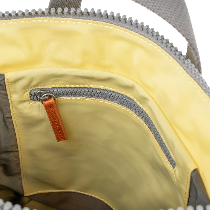 ROKA Bantry B Citron Kleine Tasche aus recyceltem Nylon