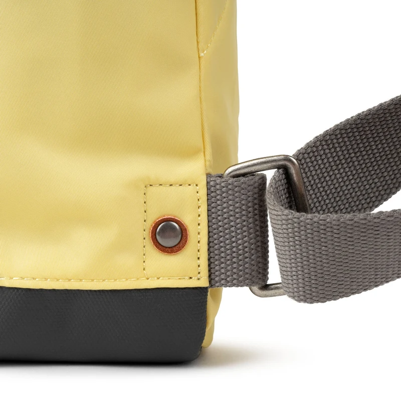 ROKA Bantry B Citron Kleine Tasche aus recyceltem Nylon