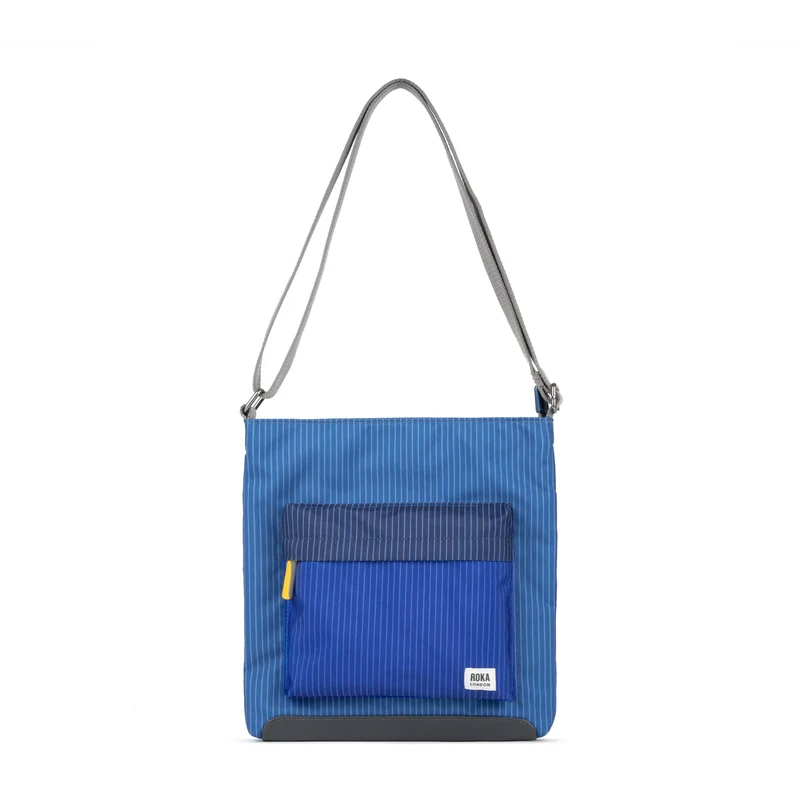 ROKA Kreativer Abfall Kennington B Denim Wash Medium Tasche aus recyceltem Canvas