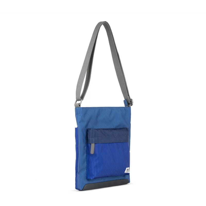 ROKA Kreativer Abfall Kennington B Denim Wash Medium Tasche aus recyceltem Canvas
