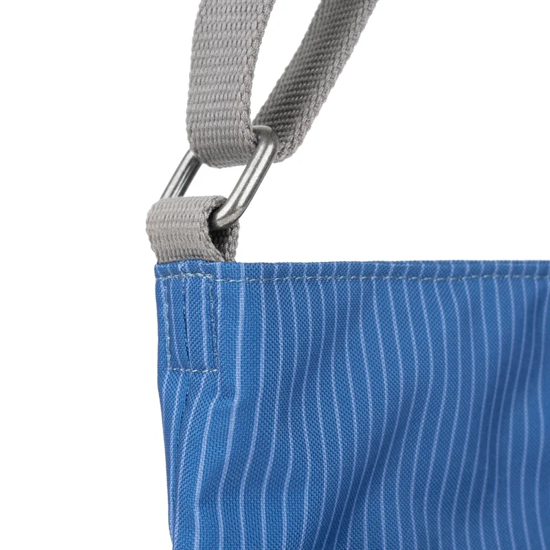 ROKA Kreativer Abfall Kennington B Denim Wash Medium Tasche aus recyceltem Canvas