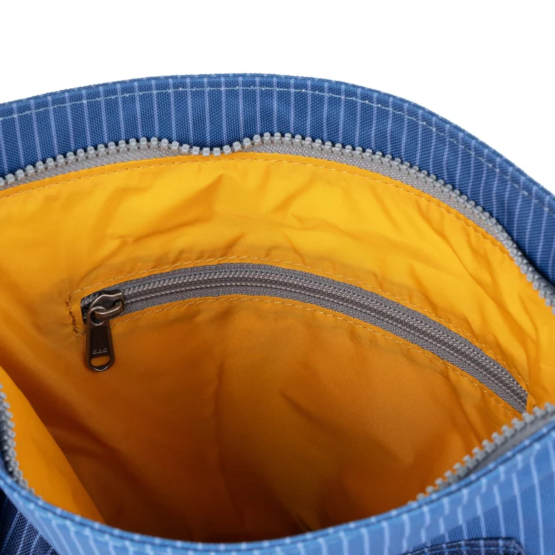 ROKA Kreativer Abfall Kennington B Denim Wash Medium Tasche aus recyceltem Canvas