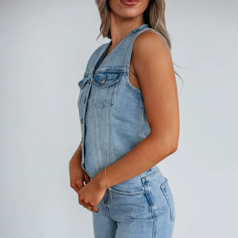 Clara | Moderne Und Stilvolle Jeansweste Mit Knopfleiste