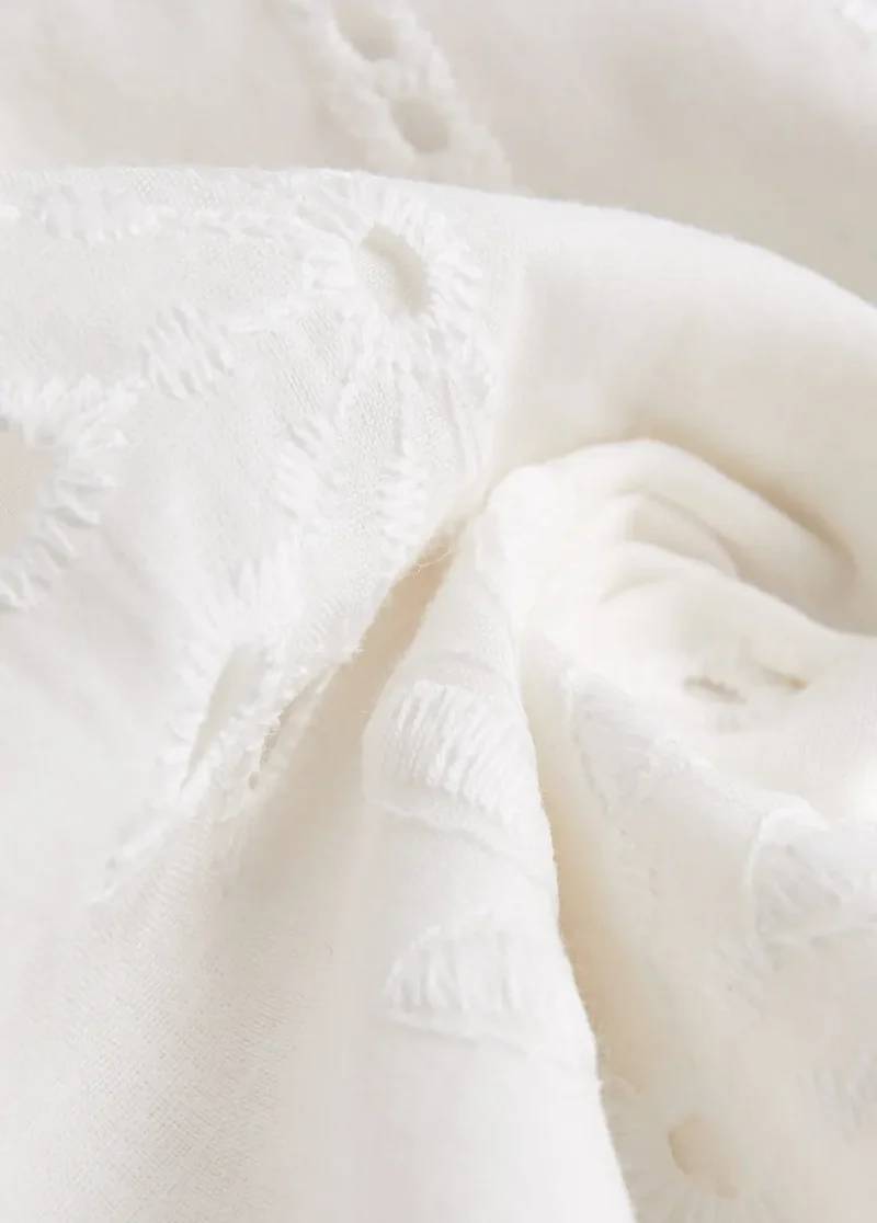 Elishara | Bestickte Bluse mit Spitzen-V-Ausschnitt