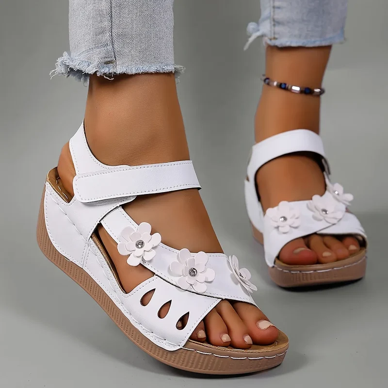 Ambella | Bequeme Blumensandalen mit Keilabsatz