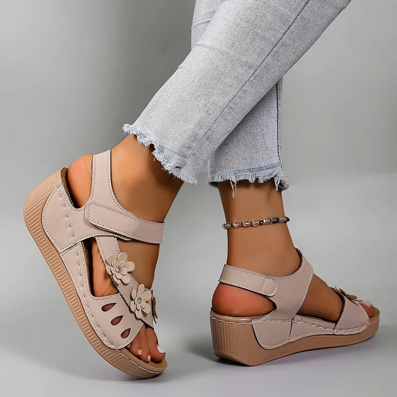 Ambella | Bequeme Blumensandalen mit Keilabsatz