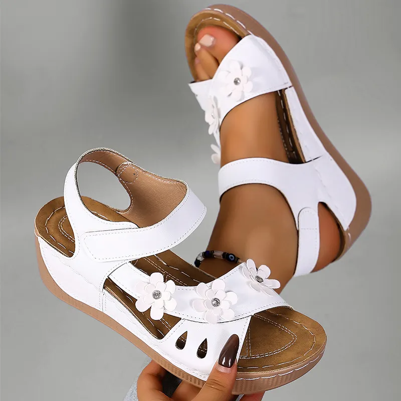 Ambella | Bequeme Blumensandalen mit Keilabsatz