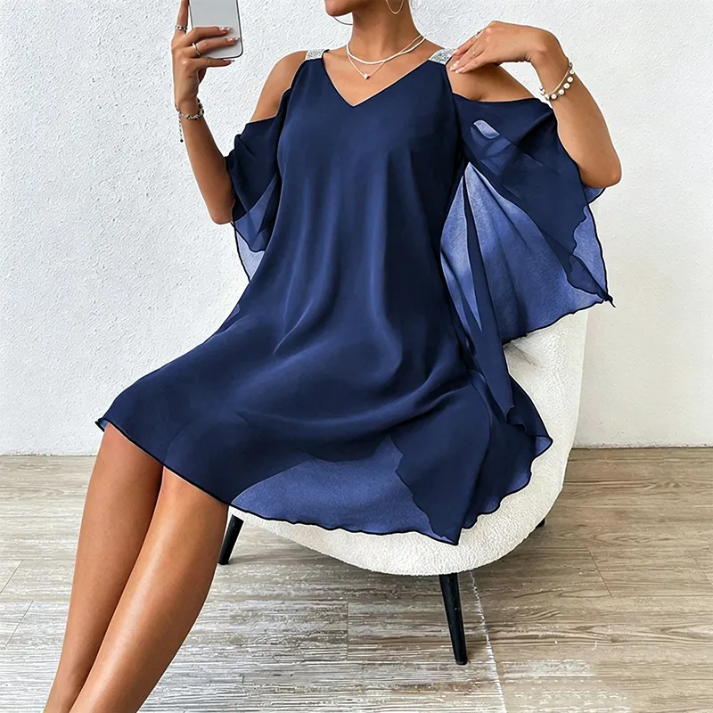 Perlyn | Fließendes V-Ausschnitt-Kleid mit freien Schultern