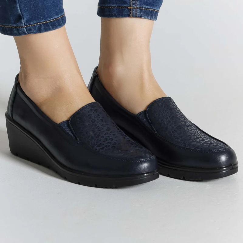 Roose | Elegante Keil-Mokassins mit strukturiertem Detail