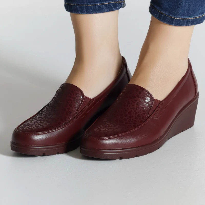 Roose | Elegante Keil-Mokassins mit strukturiertem Detail