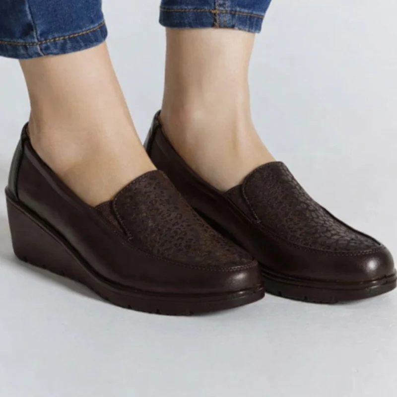 Roose | Elegante Keil-Mokassins mit strukturiertem Detail